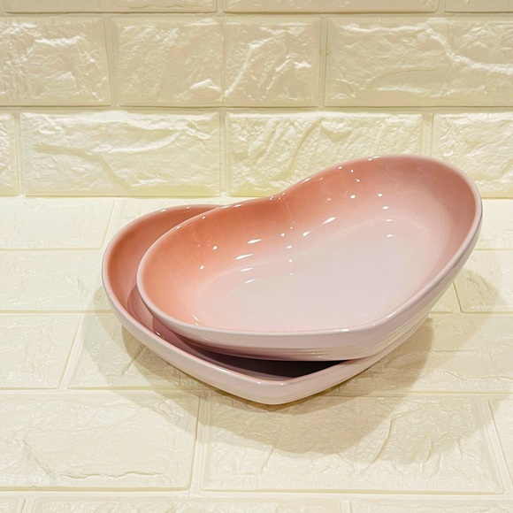 Le Creuset Heart Curved Dish Set of 2 - Picture 3 of 5
